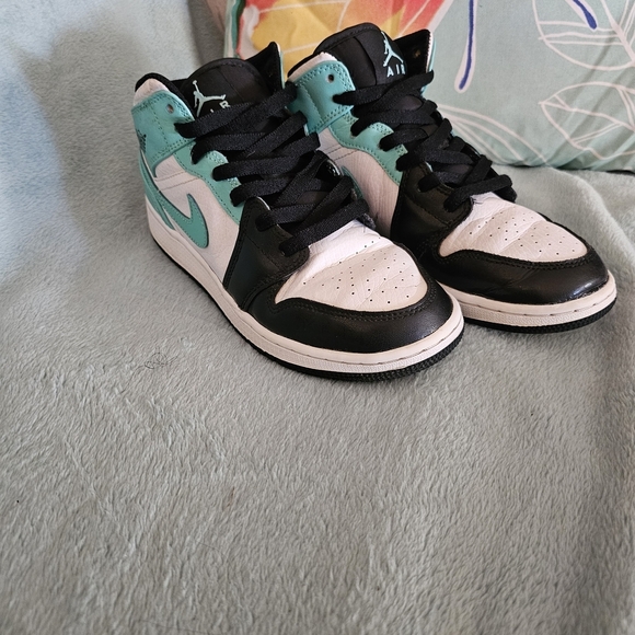 Jordan Other - Air Jordan 1 Mid Basketball Shoes In Tropical Twist Youth Size 4.5
